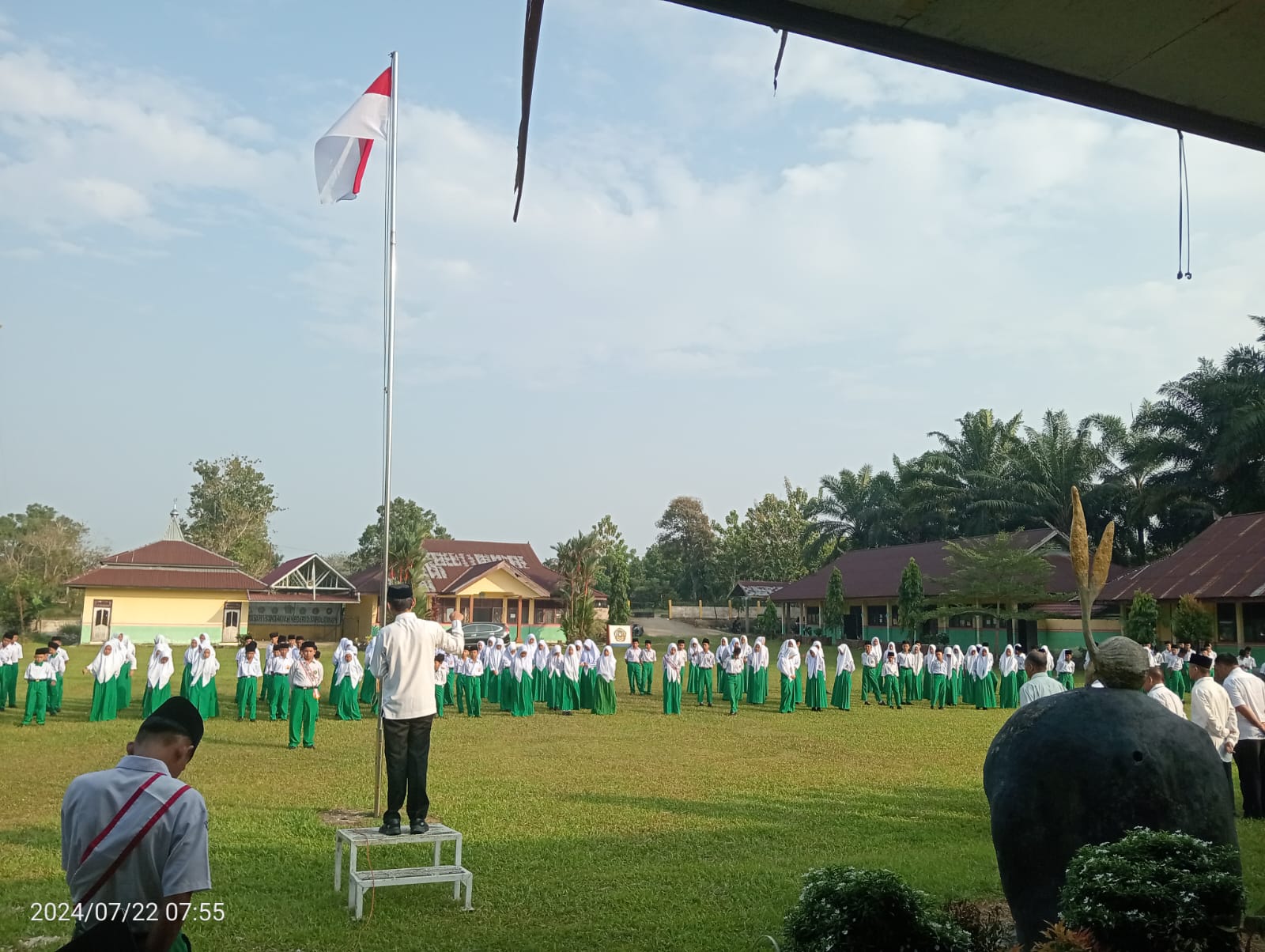 KEPALA MTs N 2 SAROLANGUN TERAPKAN 5S (Senyum, Salam, Sapa, Sopan,Santun) DI MTs N 2 SAROLANGUN 