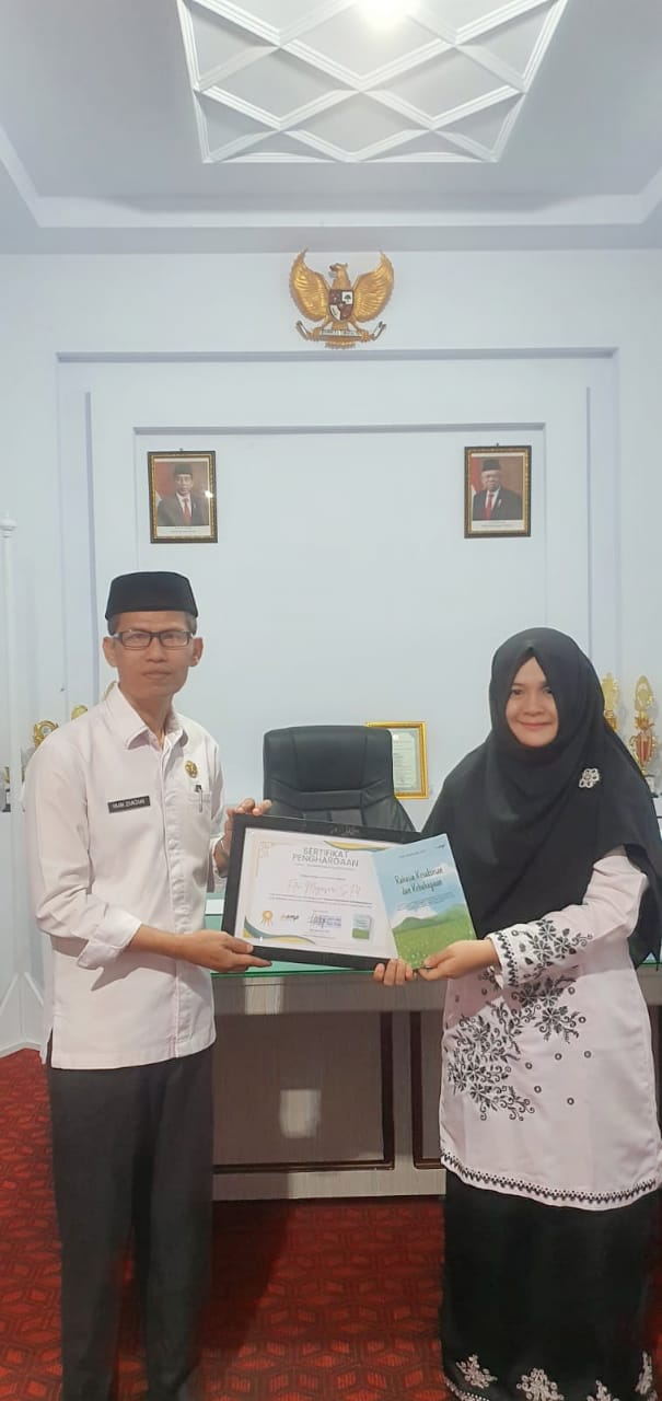 FITRI MEGASARI,S.Pd GURU MTs NEGERI 2 SAROLANGUN YANG JUGA PENULIS BERPRESTASI