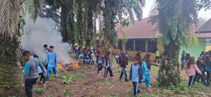 SISWA-SISWI MTsN 2 SAROLANGUN GOTONG ROYONG BERSIHKAN LINGKUNGAN MADRASAH